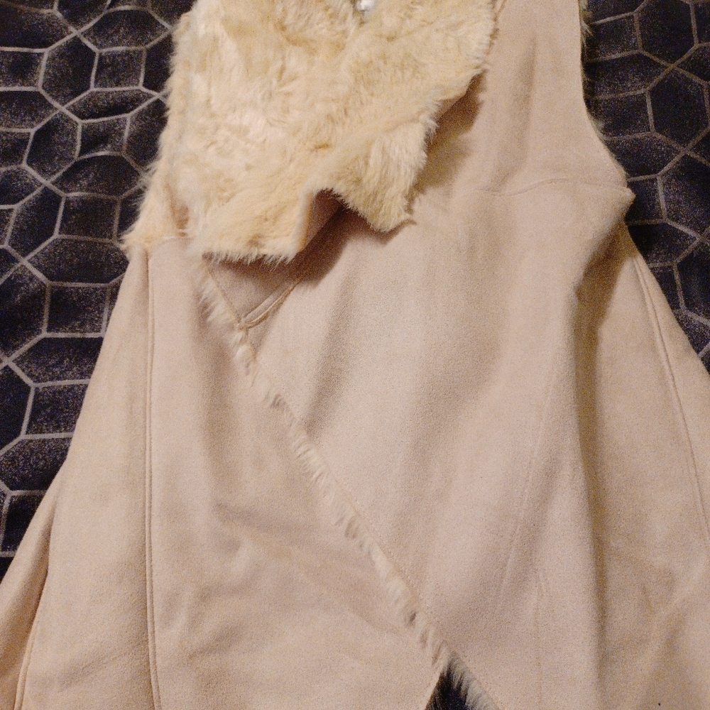 Vest - Picture 5 of 8